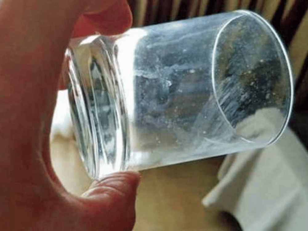 Rửa sạch tất cả các ly trong phòng